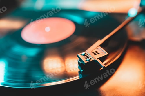 Tocadiscos de vinilo cinemagraph loop con su estilete corriendo a lo largo de la placa de música. Luz de neón