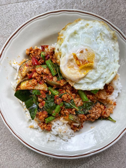 Preview: Rice topped with stir-fried pork and basil, Rice topped with stir fried minced pork and basil with F