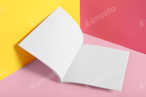 Aperçu: Empty book pages on color background. Mockup for design
