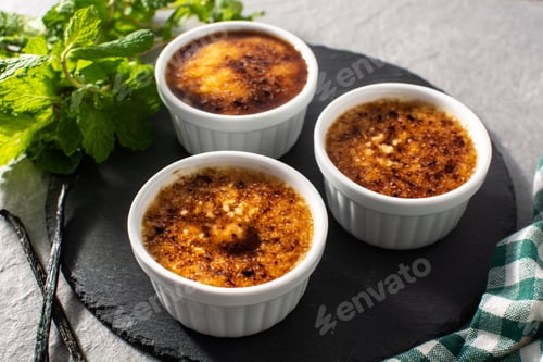 Preview: Homemade creme brulee in bowl