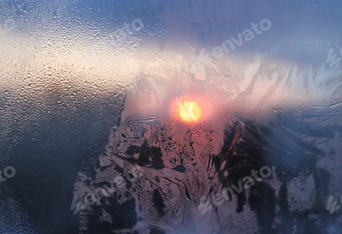 Vista previa: Patrón de hielo y gotas de agua sobre vidrio en una soleada mañana de invierno