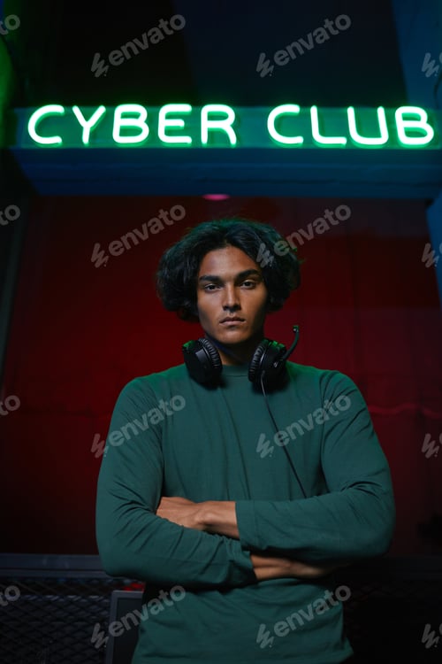 Preview: Gamer at cyber club
