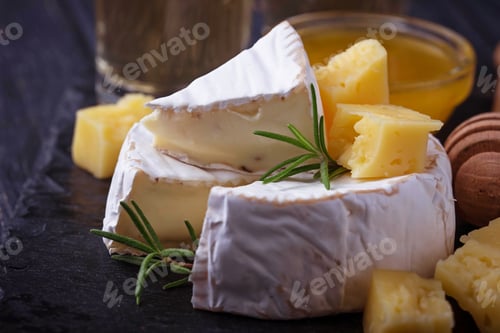 Preview: Camembert cheese with honey and wine