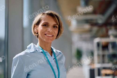 Preview: Portrait of happy businesswoman looking at camera.