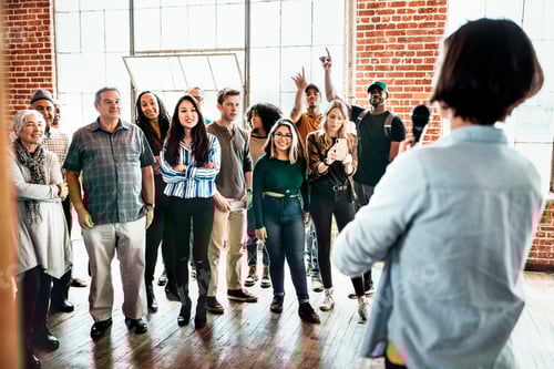 Visualização: Grupo de pessoas participando de um seminário
