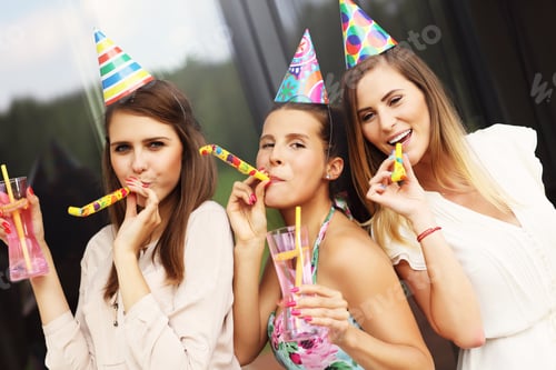 Preview: Group of friends celebrating birthday
