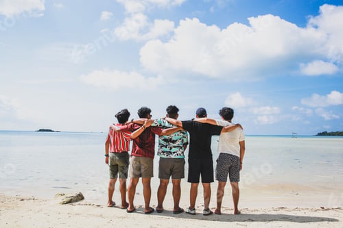 Preview: Group of friends on beach