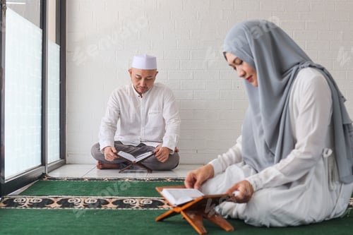 Preview: Blurry image of muslim woman and her husband reciting Quran