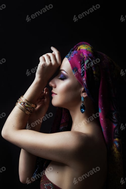 Preview: Portrait Of A Female Model In Ethnic Indian Costume With Jewellery And Traditional Makeup.