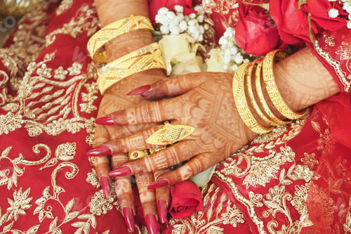 Preview: Bridal hands with henna and jewelry at a wedding
