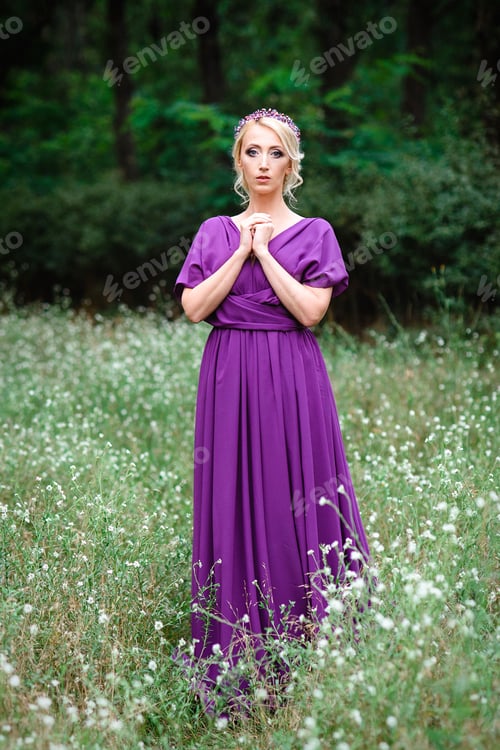 Preview: Girl model blonde in a lilac dress with a bouquet