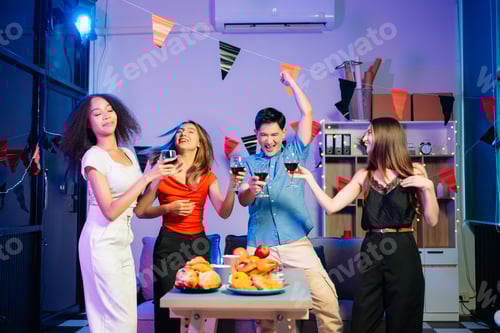 Visualização: Comemoração com amigos desfrutando de comidas, bebidas e risadas em uma animada festa em casa.