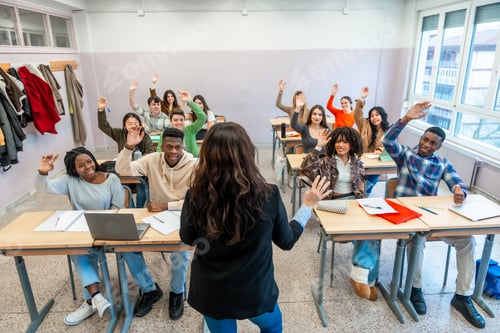 Visualização: Estudantes universitários levantando as mãos na sala de aula durante a aula