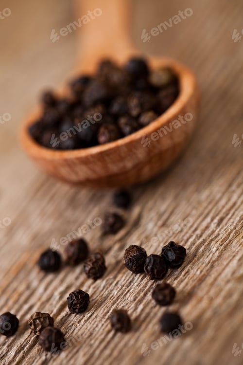 Preview: black pepper in wooden