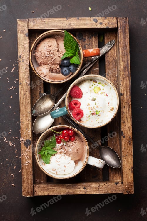 Preview: Ice cream with berries