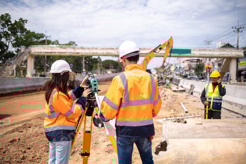 Visualização: Engenheiros, inspetor, vestindo uniforme de segurança, capacete com equipamento, teodolito, até a posição de medição