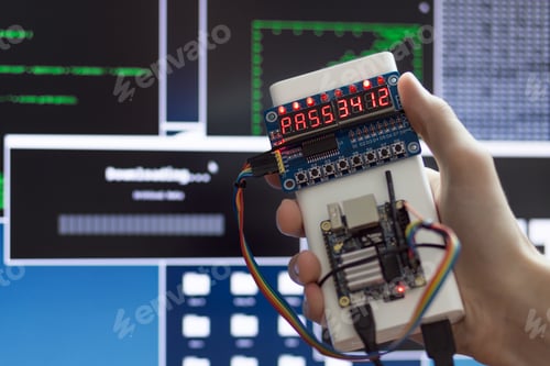 Vista previa: Un hacker está intentando entrar en el sistema utilizando un dispositivo especial