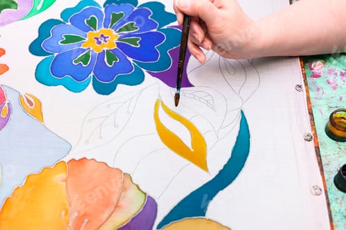 Preview: craftsman draws batik with floral pattern on silk