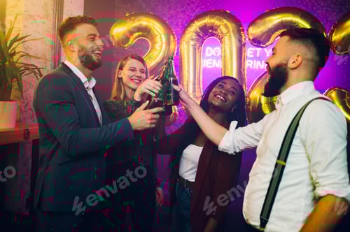 Visualização: Pessoas multirraciais brindando bebidas enquanto comemoram no clube
