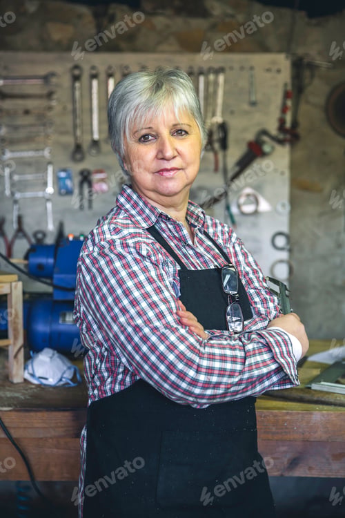 Preview: Female carpenter in his workshop
