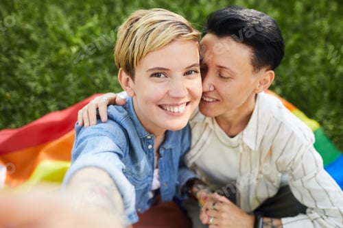 Preview: Selfie of two girlfriends