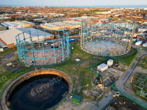 Preview: Aerial view of a column-guided gas holder surrounded by industrial buildings