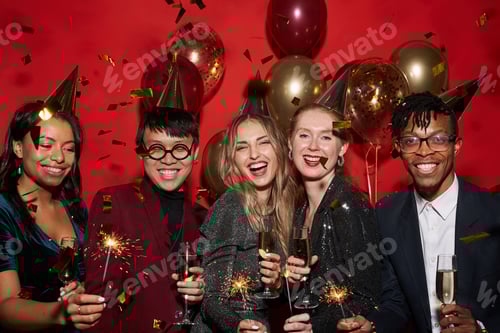 Visualização: Grupo multiétnico de amigos curtindo a festa