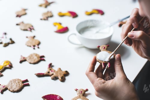 Preview: Decorating Easter gingerbread cookies