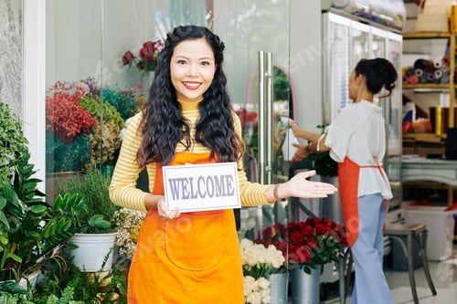 Preview: Florist holding welcome sign