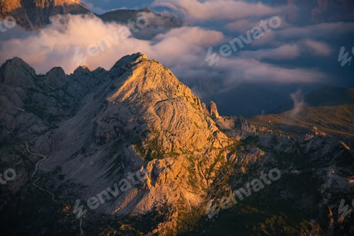 Vista previa: Dolomite stuning sunset from the Lagazuoi refuge