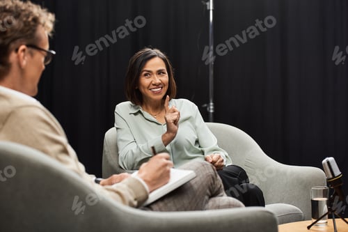 Vista previa: Periodista discute temas contemporáneos con un experto en un estudio