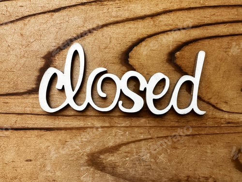 Preview: White Word "Closed" Written on Old Yellow Rustic Wooden Background