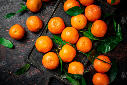 Preview: Fragrant fresh tangerines on a cutting board.