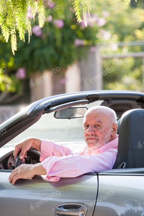 Preview: Portrait of senior man in convertible car