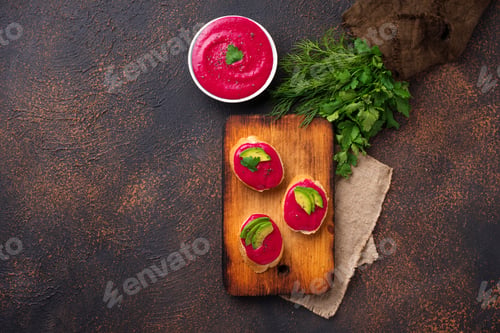 Preview: Healthy vegan toasts with beetroot hummus