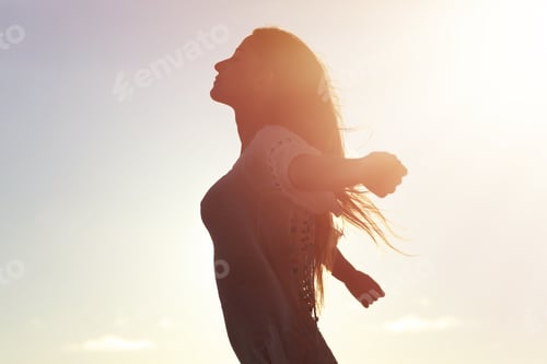 Vista previa: Beautiful sexy woman at dusk on the beach