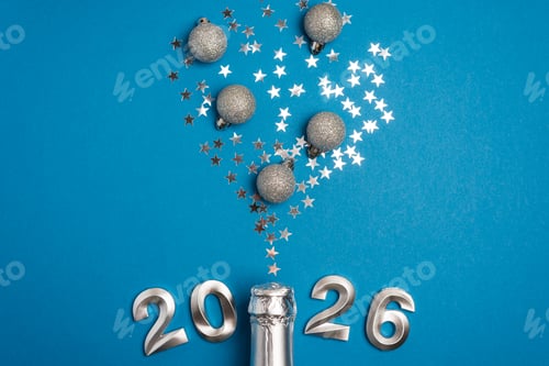 Visualização: Celebração de champanhe de ano novo de 2026 com confetes de prata em fundo azul