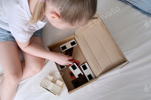 Preview: A child is watching slides through a slide show.