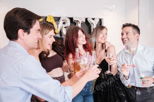 Visualização: Grupo de jovens brindando e felizes por estarem juntos. Conceito: amizade, diversão, felicidade