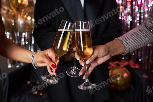 Visualização: Taças de champanhe tilintando na celebração da festa de Ano Novo