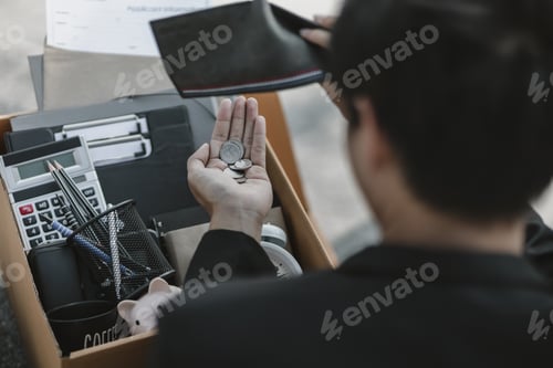 Preview: Employees fired the company are opening their wallets and holding coins in their hands.