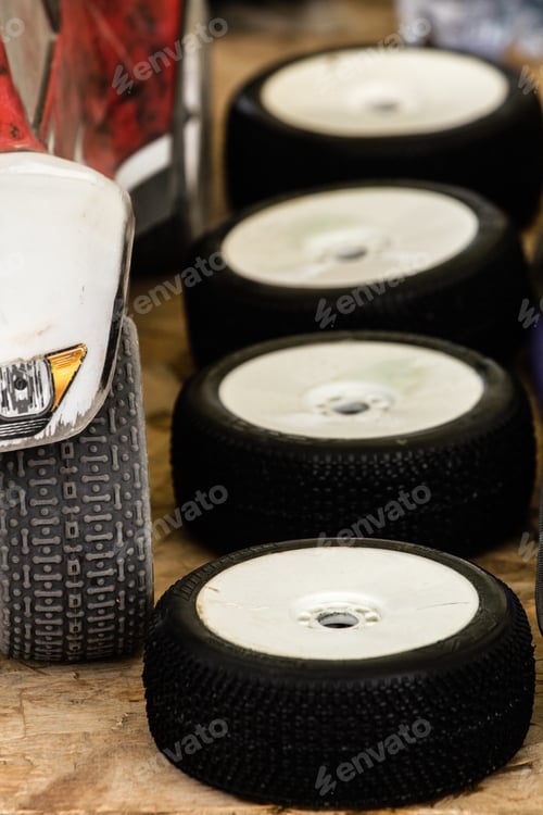 Preview: Maintenance of radio-controlled model of the car in a break between competitions