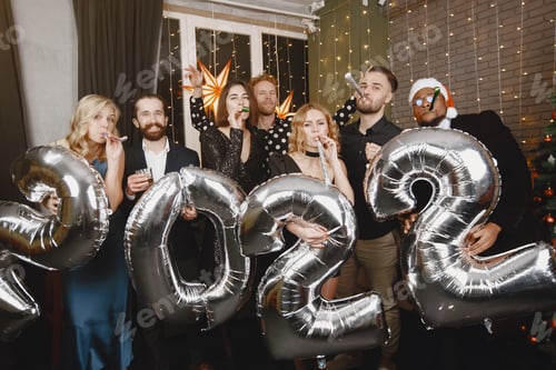 Visualização: Pessoas internacionais se divertindo em um salão de festas