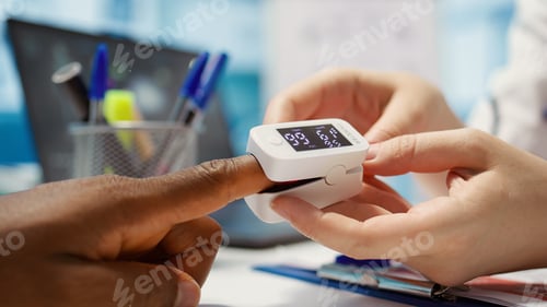 Preview: Doctor with expertise uses an oximeter to measure the oxygen saturation