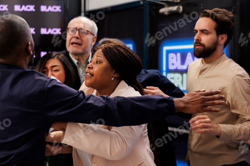Preview: Crazy Black Friday shoppers