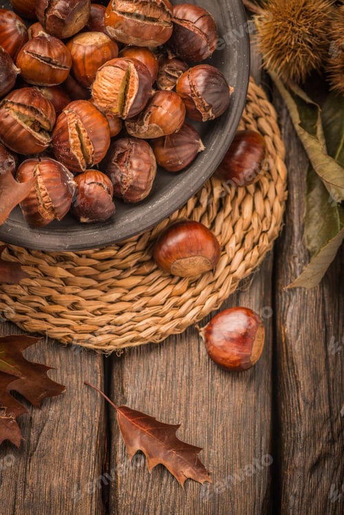 Preview: Roasted chestnuts and leaves