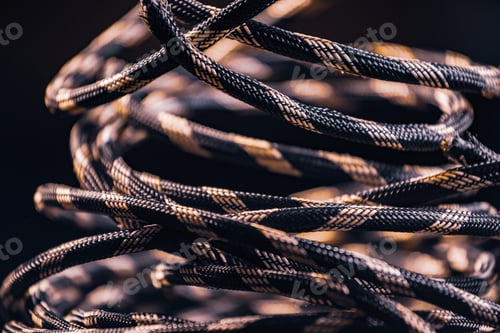 Vista previa: El primer plano de una madeja de cuerda gris yace en el suelo