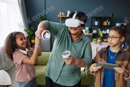 Preview: Senior Black Woman Playing VR Game with Two Girls