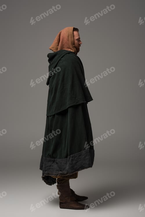 Preview: side view of medieval Scottish redhead man in mantel on grey background