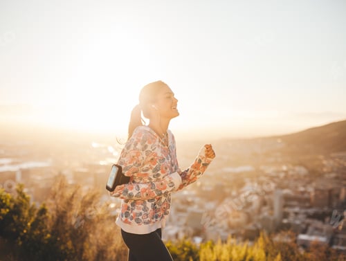Preview: Fitness woman on morning run